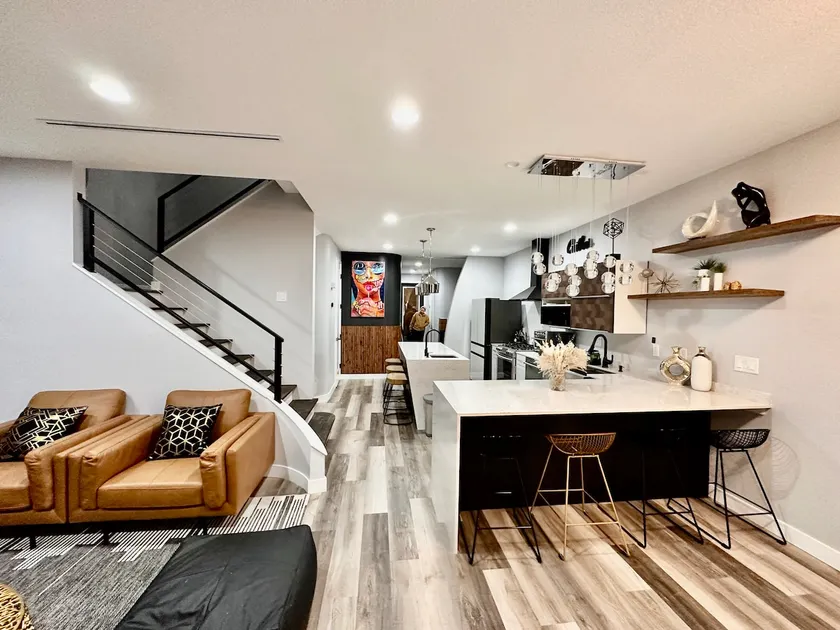 Ultra modern new home w/rooftop - Image 1