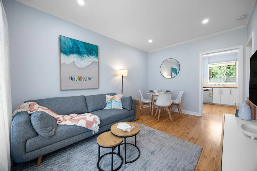 Brighton Breeze Retreat - Idyllic Beachside Stay - Image 1