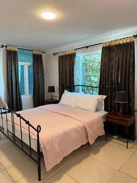 The Nook: 2 BHK | Walk to Mall Road & Free Parking - Image 1