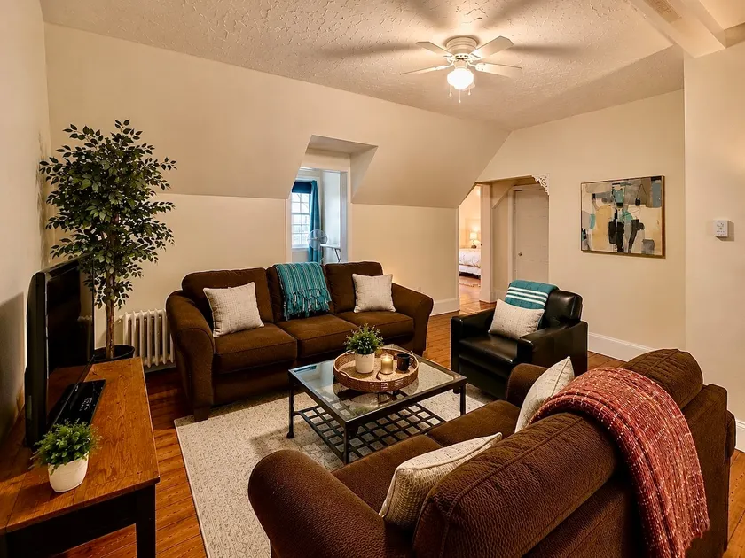 2BR/2BTH Upper Suite | East River Rd Near Downtown - Image 1
