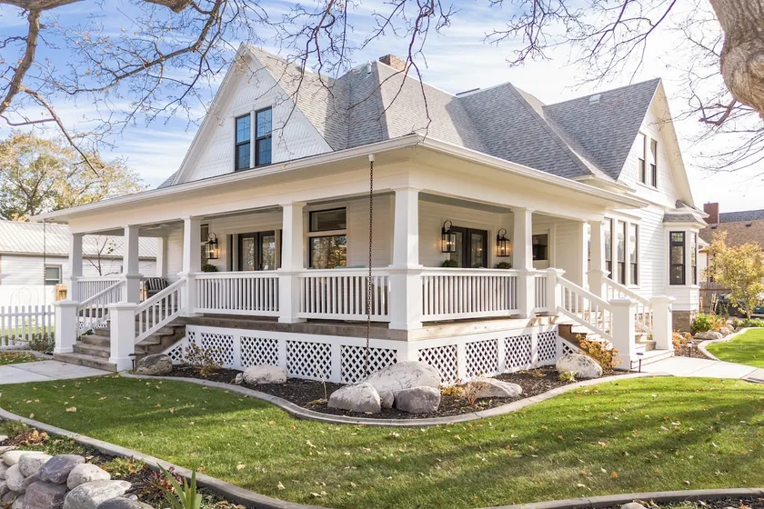 Fabulous Downtown Mansion - Image 1