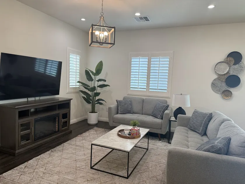 Spacious 4BR Roseville Home. Family & Long stays - Image 1