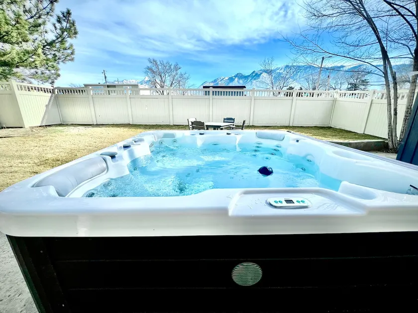 Luxe 5BR Haven-5 Kings-Hot Tub -Fire Pit-Ski-Hike - Image 1