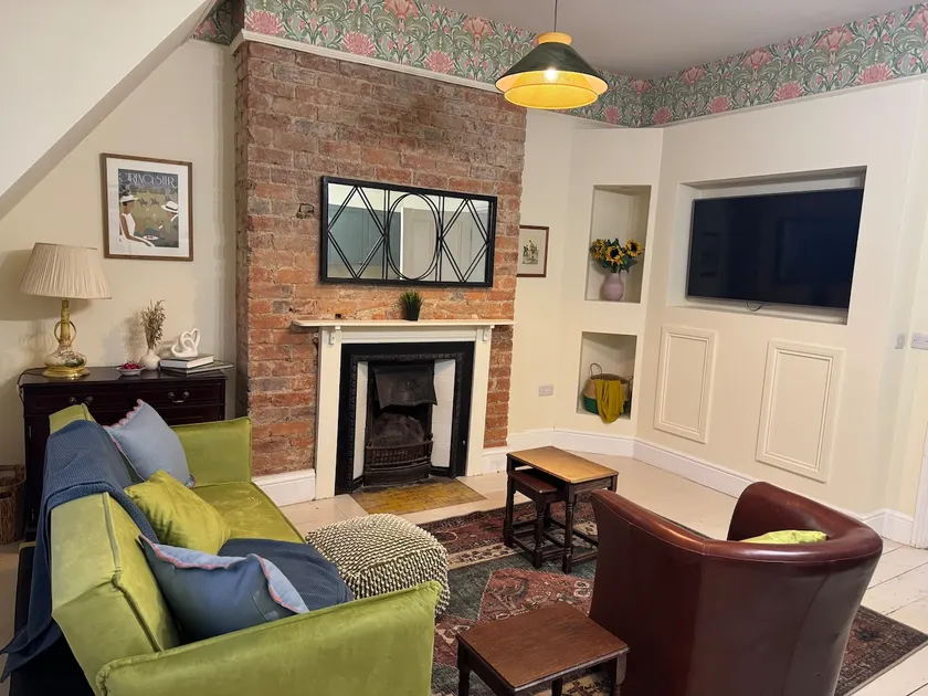 Beautifully refurbished 2 bedroom flat - Image 1