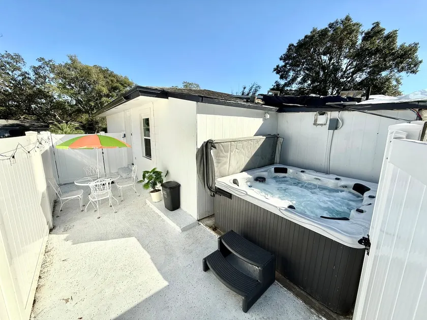 Independent annex, with patio and private Jacuzzi - Image 1