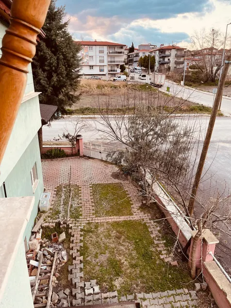 3 Separate 1+1 Apartments with Gardens in the Center - Image 1