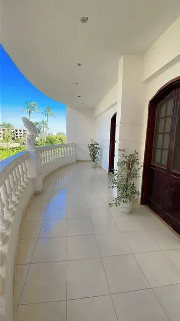 An elegant, luxury jewel with pool - Image 1