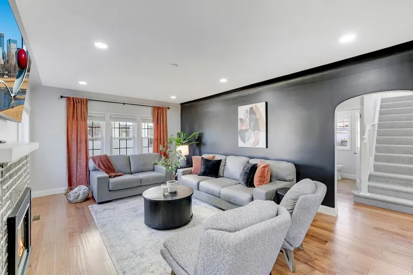 Luxury 5-BDR Mins from Dtwn Mpls - Image 1