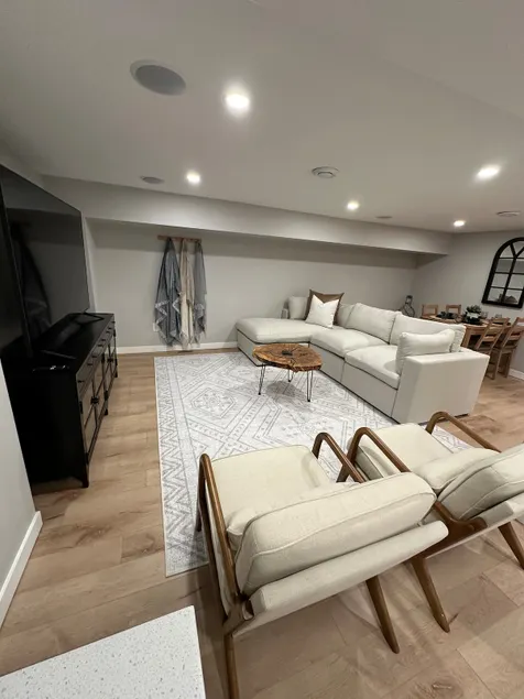 Modern unit steps from Dows Lake | Free Parking - Image 1