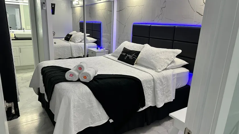 Charming Suite - Image 1