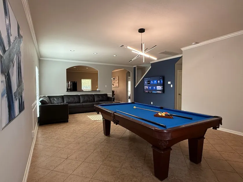 9 bed 3.5 bath pool & pong table - Image 1