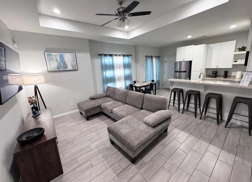 Clean 2 BD 2BTH Apt | Near Shops | Fast WIFI - Image 1