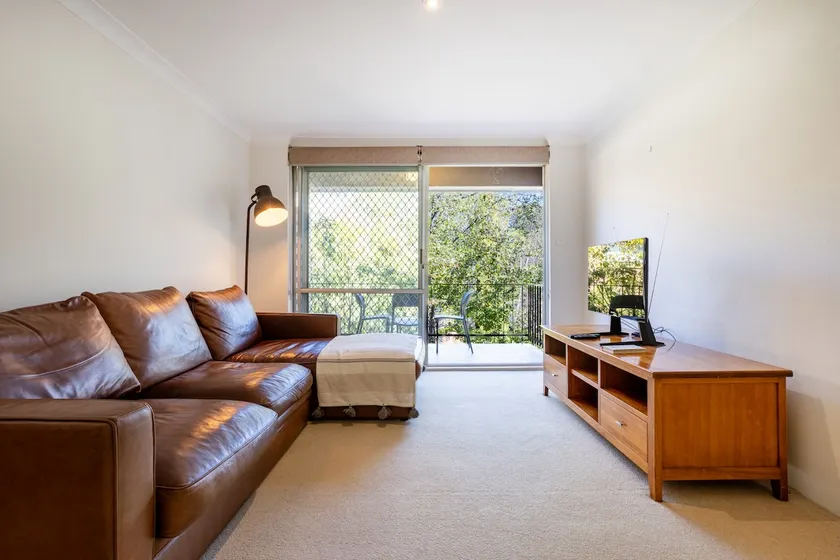 Gorgeous Griffith Pad (2 Bed/1 Bath/Free Parking) - Image 1