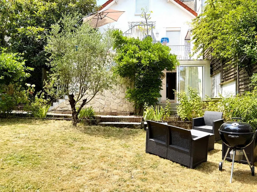 60 m² apartment + garden, free parking - Image 1