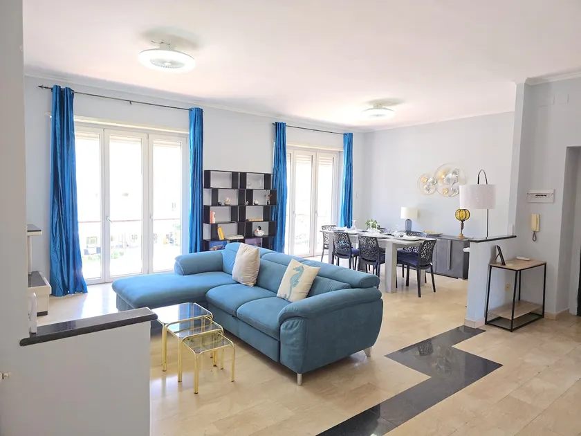 150 m² waterfront property, 3 bedrooms, parking in the VIP area - Image 1