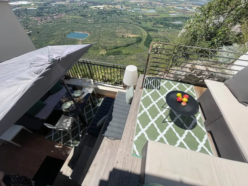 Stable suite with outdoor living area and breathtaking views - Image 1