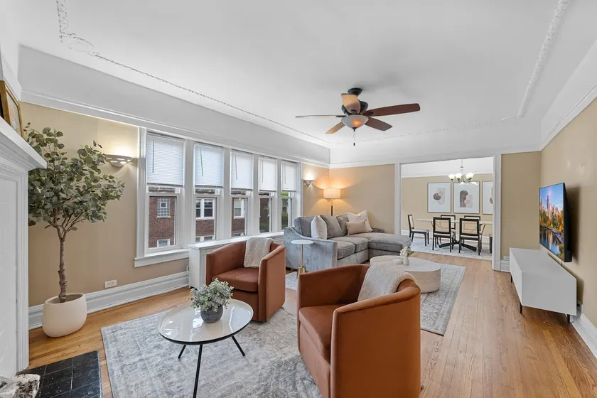Spacious Rogers Park Apt Near Beach and CTA - Image 1