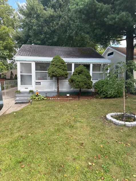 Super cute cottage in Dearborn - Image 1