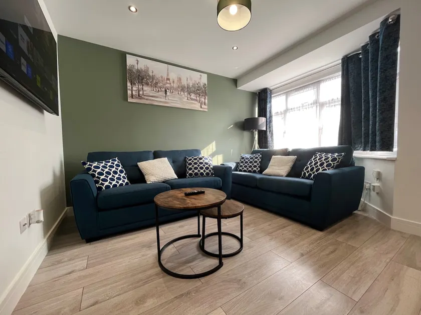 Deluxe 4 Bedroom House With Free Parking - Image 1