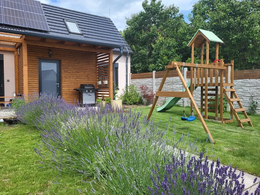 Accommodation in the courtyard - Image 1