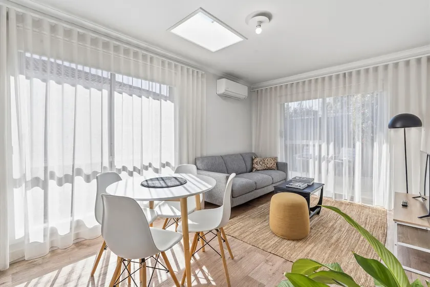 Stylish and cosy retreat walk to Bellerive Beach - Image 1