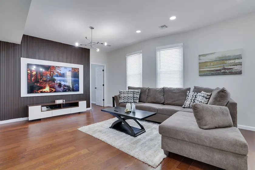 Spacious 4BR Newark Home – Family & Comfort - Image 1
