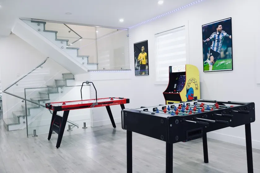 Lux 6BR, King Bed|Arcade|Fire Table| Near Airport - Image 1