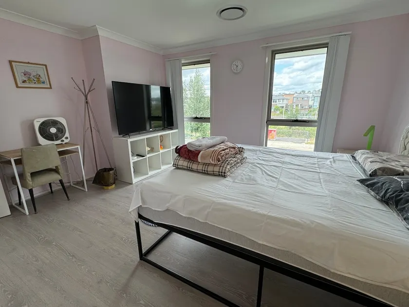 5 beds + sofabed+3 showers Entire house (No Party) - Image 1