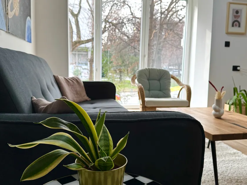 NEW 2BR + 1 Apartment | Free Parking & FAST Wi-Fi - Image 1