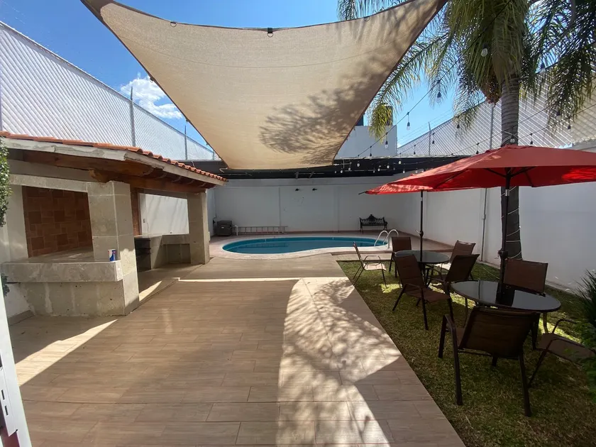 Spacious and beautiful house - Image 1