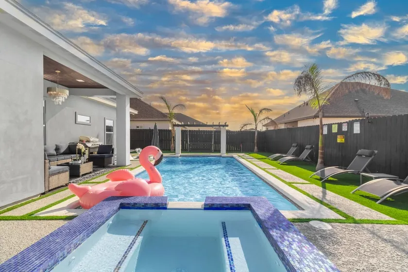 New LUX Modern 3BR Home|Heated Pool/Spa &Mini-Golf - Image 1
