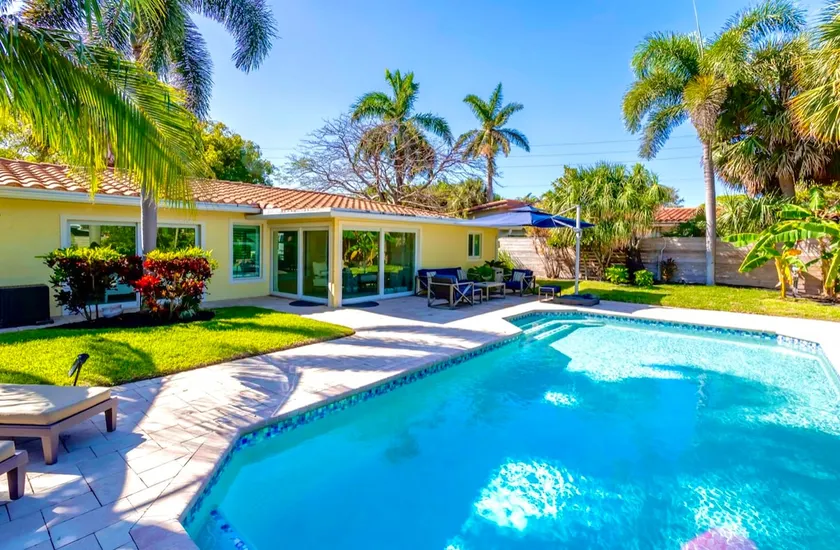 Premier pool home/ strolling distance to beach - Image 1
