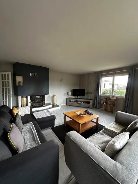 Warm and bright accommodation with parking - Image 1