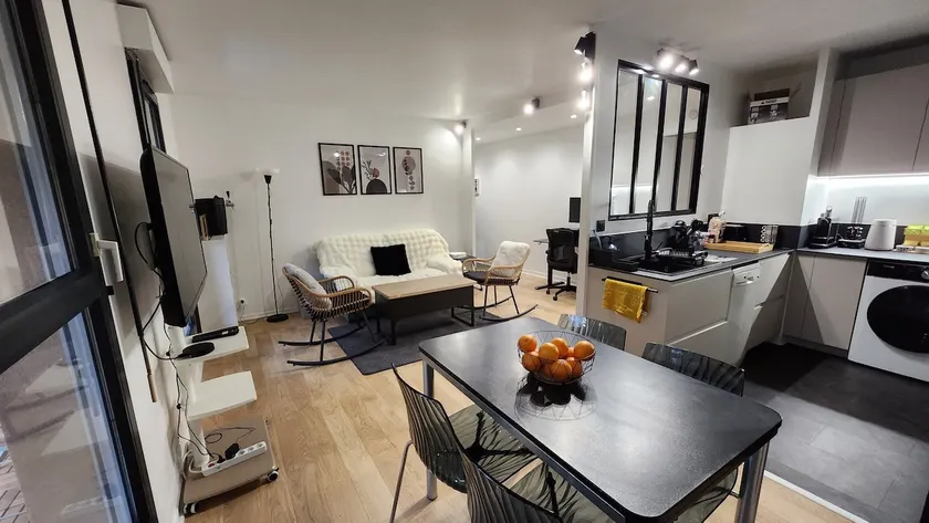 Modern comfort 2-bedroom with terrace and parking, Rueil - Image 1