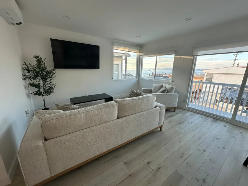 Manhattan Beach Modern Panoramic Sea View - Image 1