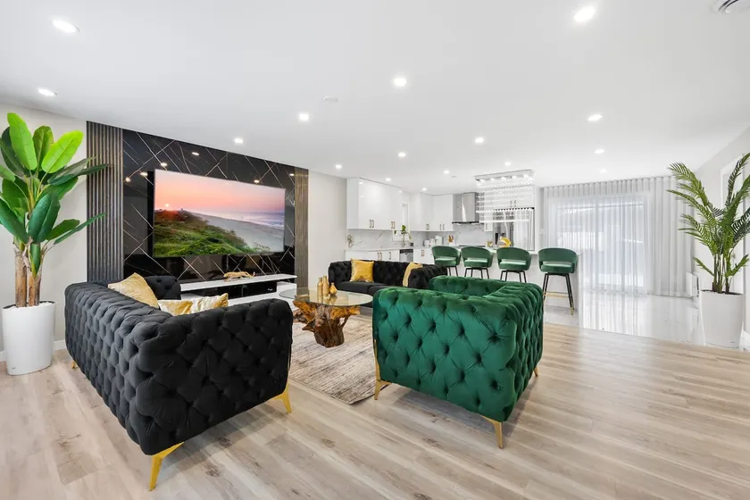 High-End Condo Near Old Montreal. FREE Parking. - Image 1