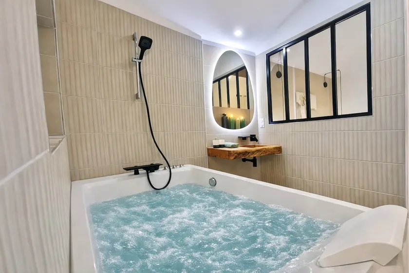Whirlpool, A/C & Free Parking • Au Petit Raho - Image 1