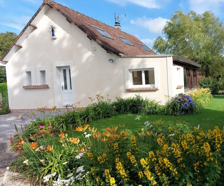 Country house with animals and game room - Image 1