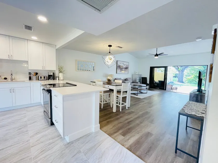 Modern Waterway 2BR w/Parking & Wifi in Palm Aire - Image 1