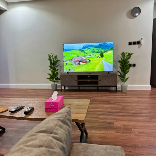 E5 Stylish Apartment, 65” TV, Self Check-in, Prime Location - Image 1