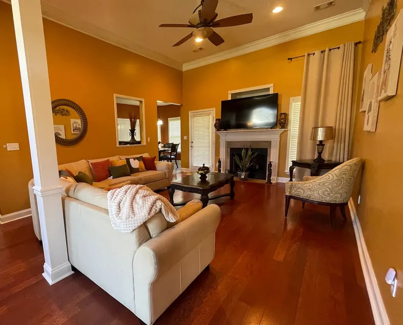 Bright & cozy 3 bedroom home - Image 1