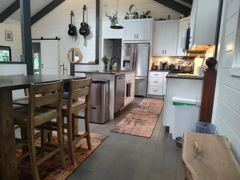 Modern farmhouse - new listing - Image 1