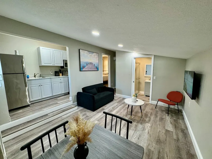 Serene Escape: Modern Comfort, Pets OK - Image 1