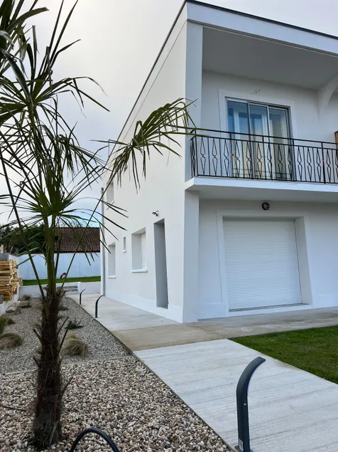 Beautiful bright apartment with private terrace 2 - Image 1