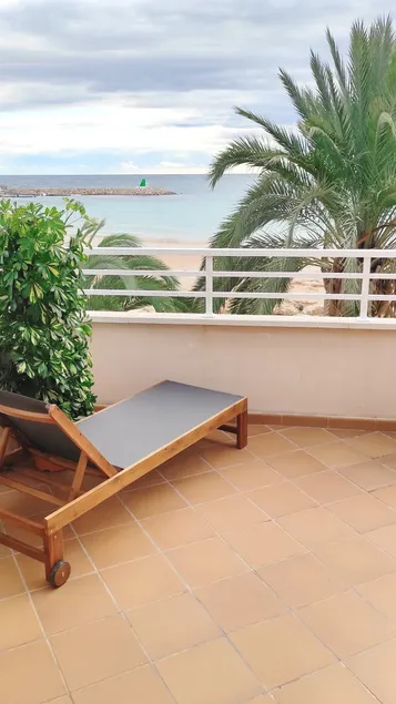 On the beach, with a large oceanfront terrace - Image 1