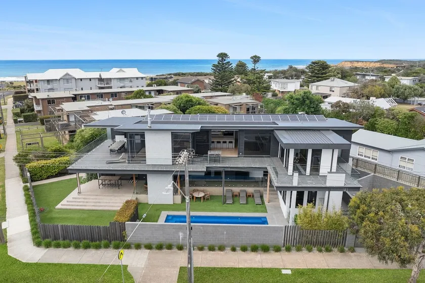 Esplanade Ultimate Luxury Pool & Ocean Views - Image 1