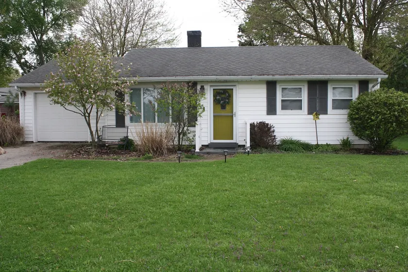 Hot tub/ 2 bedroom 1 bath/ whole house/king bed - Image 1