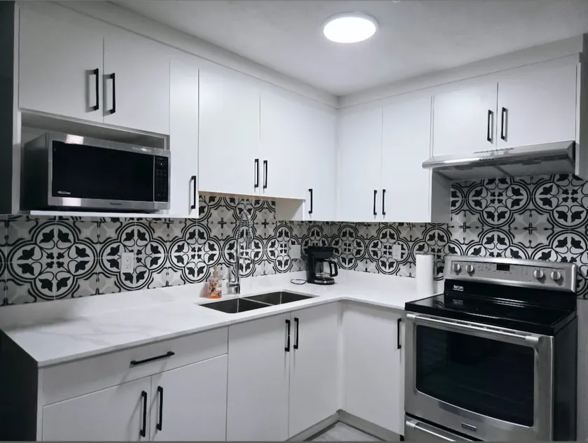 Luxury suite near Skytrain w/ AC - Image 1