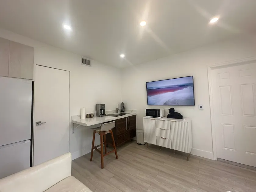 Stylish 1-Bedroom Apartment in Unbeatable Location - Image 1