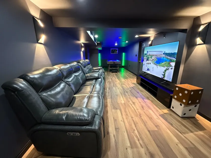 Family Fun! Theater & Game Room, 3 mins to Ark! - Image 1
